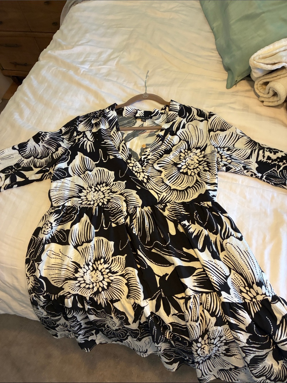 Rachel Zoe Black and White Floral Flowy Midi Dress- NWT- Size M - Picture 13 of 17
